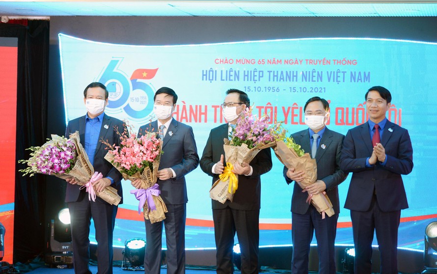 Các đại biểu nguyên là Bí thứ thứ nhất T.Ư Đoàn; nguyên Chủ tịch Hội LHTN Việt Nam các thời kỳ nhận hoa chúc mừng của T.Ư Hội.