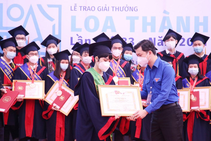 Anh Nguyễn Minh Triết, Bí thư T.Ư Đoàn, Phó Chủ tịch thường trực T.Ư Hội Sinh viên Việt Nam trao giải đến tác giả đạt giải thưởng Loa Thành năm 2021. Ảnh: LÂM ĐĂNG HẢI