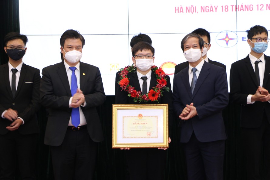 Bộ trưởng Bộ GD - ĐT Nguyễn Kim Sơn (bên phải) và Thứ trưởng Nguyễn Hữu Độ (bên trái) trao bằng khen cho các em.