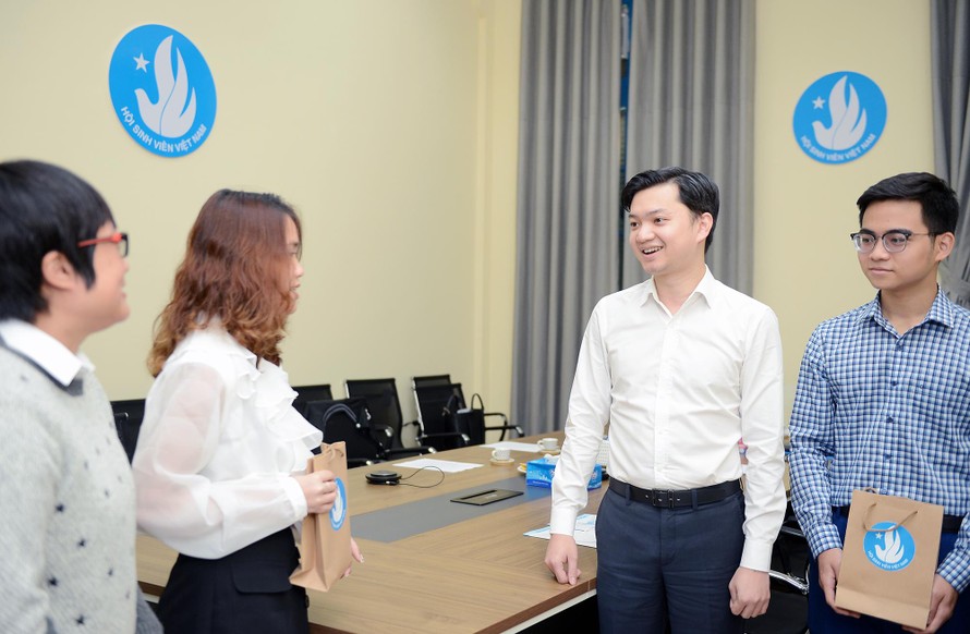 Anh Nguyễn Minh Triết - Bí thư T.Ư Đoàn, Phó Chủ tịch thường trực T.Ư Hội Sinh viên Việt Nam trao đổi với Ban thư kí Hội Sinh viên Việt Nam tại Thái Lan. Ảnh: DƯƠNG TRIỀU