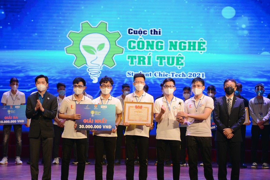 Bí thư T.Ư Đoàn Nguyễn Minh Triết (ngoài cùng bên trái) trao giải nhất cho đội The Cim Light, thuộc ĐH Bách khoa Hà Nội. Ảnh: DƯƠNG TRIỀU