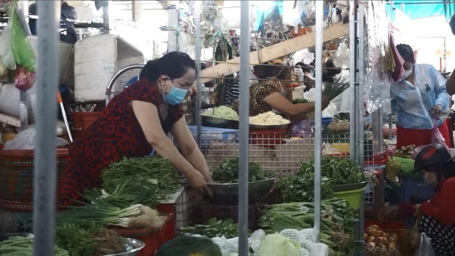TPHCM mở lại chợ truyền thống: Tiểu thương nói gì về mặt hàng rau, củ tăng giá?