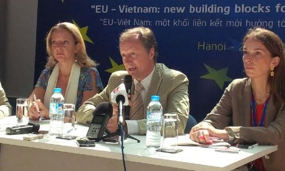 Tân Đại sứ - Trưởng Phái đoàn EU Bruno Angelet (giữa) tại buổi gặp gỡ báo chí sáng 28/10. Ảnh : Việt Hùng 