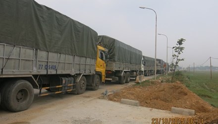 Đoàn xe chở kính 10 xe; hầu hết quá tải 100% qua 5 tỉnh mới bị xử lý tại Hà Tĩnh.