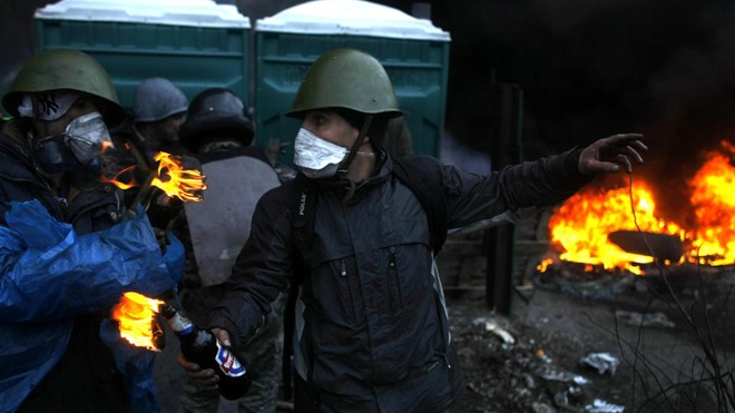 Người biểu tình chuẩn bị ném bom xăng chống cảnh sát tại Quảng trường Độc lập hôm 20/2. Ảnh: AP