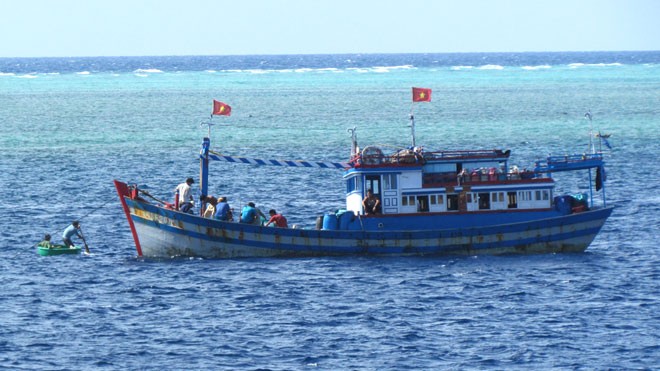 Tàu cá của ngư dân Bình Thuận khai thác hải sản gần đảo Đá Lớn, huyện đảo Trường Sa, tỉnh Khánh Hòa