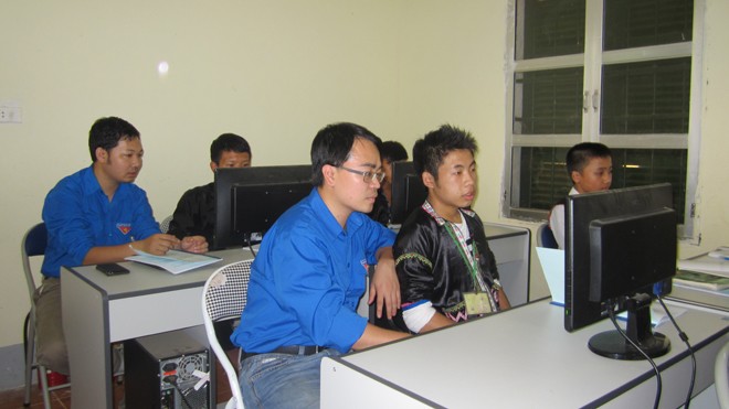  Đoàn viên thanh niên Tập đoàn VNPT hướng dẫn học sinh Mường Tè thực hành trên máy