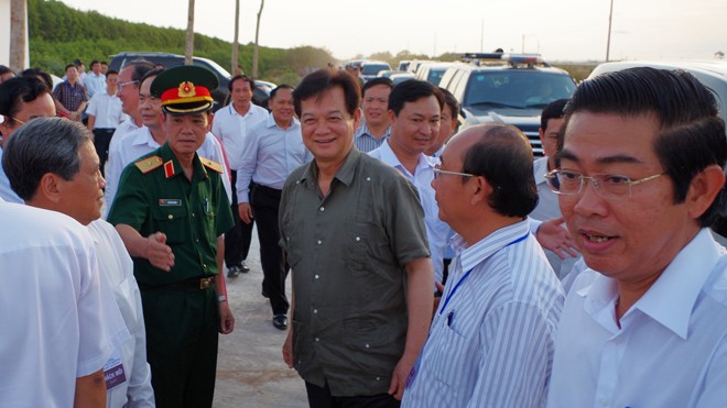 Thủ tướng Nguyễn Tấn Dũng cùng lãnh đạo tỉnh Bạc Liêu thăm tua-bin đặt ngoài bãi biển Bạc Liêu. Ảnh: N.T.H