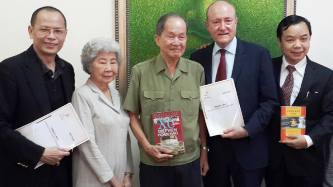  Từ trái qua ông Nguyễn Quang Minh, bà Tám Thảo, ông Tư Cang, ông Larry Berman và Nguyễn Văn Phước chụp hình lưu niệm chung sau lễ ký kết hợp tác