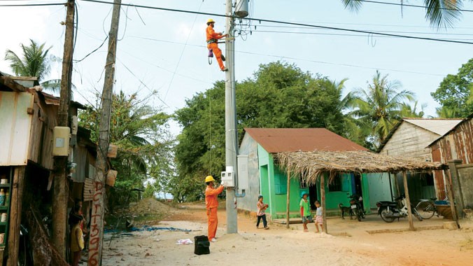 Điện lực Phú Quốc Lắp đặt công tơ tổng, đưa điện lưới quốc gia đến các hộ dân xã Gành Dầu (huyện Phú Quốc). Ảnh: đình hoàng