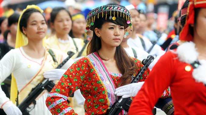 Khối nữ dân quân các dân tộc tại lễ sơ kết diễu binh, diễu hành. Ảnh: Quý Đoàn