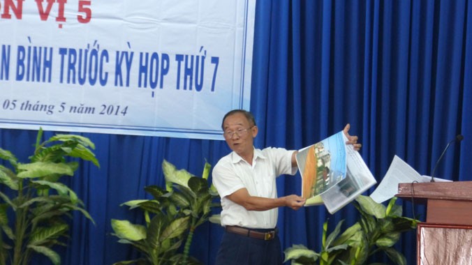 Đại biểu Lê Văn Sang đang trình những tài liệu minh chứng những vi phạm của việc xây sân golf