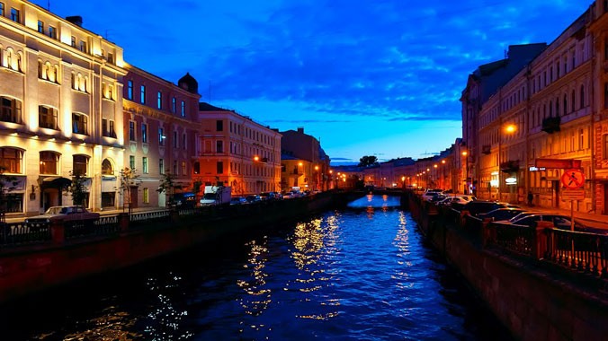 Bầu trời St. Peterburg vẫn ửng sáng như ban ngày khi màn đêm buông xuống. Ảnh: Hà Anh