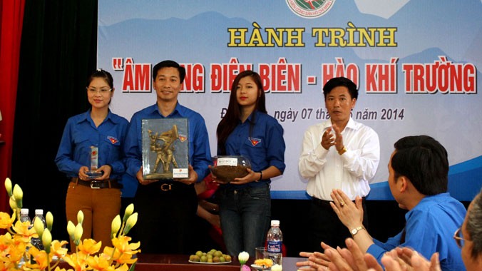Đại diện thành viên Hành trình nhận kỷ vật tỉnh Điện Biên gửi tới Trường Sa