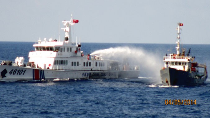 Tàu Trung Quốc phun vòi rồng vào tàu Việt Nam ngày 4/5. Ảnh: Cảnh sát biển Việt Nam