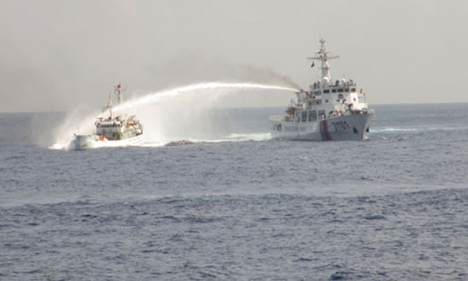 Tàu Trung Quốc dùng vòi rồng tấn công tàu Việt Nam. 