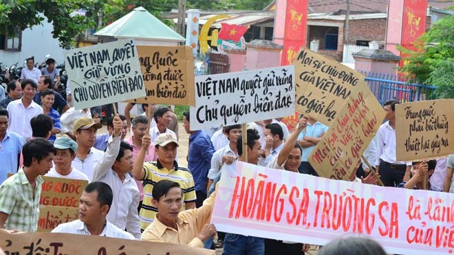 Ngư dân Quảng Nam diễu hành phản đối những hành vi sai trái của phía Trung Quốc. Ảnh: Nguyễn Thành 