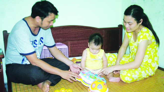  Vợ chồng thầy giáo Nghiêm Đình Đạt một tháng nữa không biết nuôi con bằng nguồn thu nhập nào.