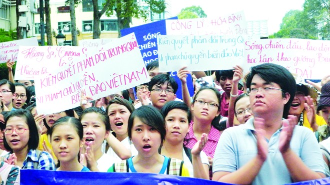 Thanh niên TPHCM xuống đường tuần hành do Hội Luật gia TP tổ chức, phản đối Trung Quốc đặt giàn khoan trái phép trên vùng biển Việt Nam. Ảnh: HUY THỊNH