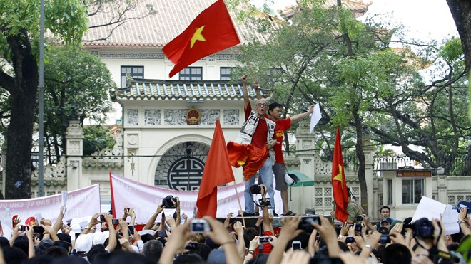 Phản đối Trung Quốc đặt giàn khoan trái phép vùng biển của Việt Nam. ảnh: như ý