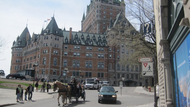  Đi xe ngựa tham quan thành phố Quebec. Ảnh: Hà Anh