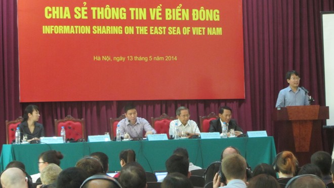  Các nhà nghiên cứu phân tích và cung cấp thông tin về tình hình biển Đông hiện nay cho đại diện nhiều NGO tại Việt Nam. Ảnh: Trúc Quỳnh