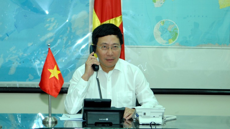 Phó Thủ tướng, Bộ trưởng Ngoại giao Phạm Bình Minh điện đàm. Ảnh: Vụ Thông tin Báo chí - Bộ Ngoại giao