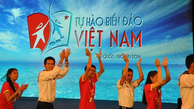Sinh viên tại lễ khai mạc chương trình với chủ đề Tự hào Việt Nam. Ảnh: Hồng Lĩnh