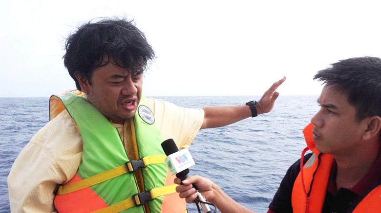 Nhà báo Toshihiro trả lời phóng viên Việt Nam trên tàu CSB 4033 những ngày qua tại khu vực giàn khoan 981 trái phép của Trung Quốc. Ảnh: Nguyễn Huy