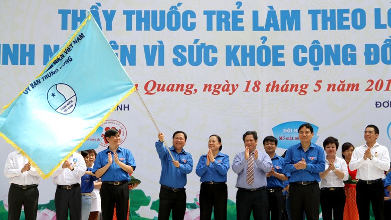  Đồng chí Hà Thị Khiết và anh Nguyễn Đắc Vinh trao cờ xuất quân cho ban chỉ huy Ngày hội. ảnh: Mai Xuân Tùng