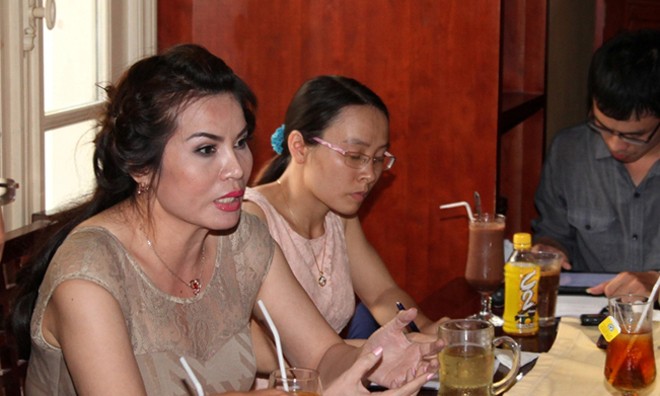 Bà Đoàn Thị Kim Hồng (trái) tại Hà Nội chiều 22/5. Ảnh: T.Toan