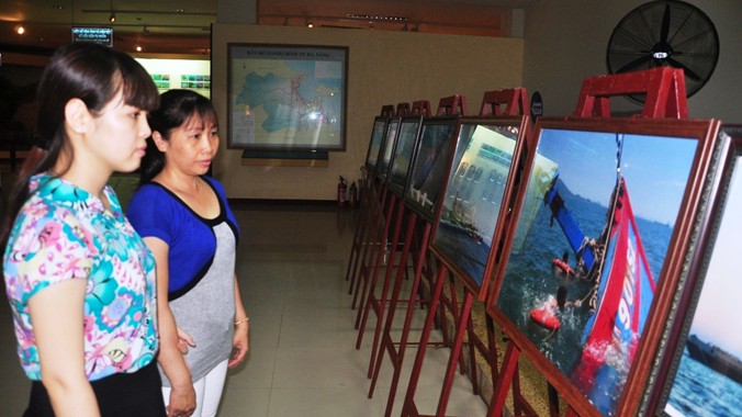 Người dân xem hình ảnh tàu cá Đà Nẵng bị tàu Trung Quốc đâm chìm