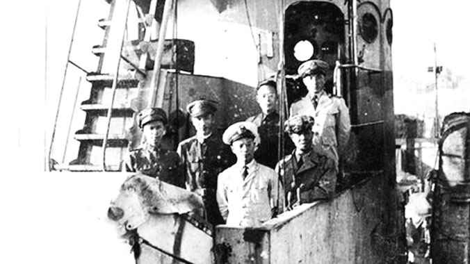 Lâm Tuân (người mặc áo trắng) chỉ huy hạm đội gồm 4 chiếc (Thái Bình, Trung Nghiệp, Vĩnh Hưng, Trung Kiến) đi ra Trường Sa, Hoàng Sa giải giáp quân đội Nhật năm 1946.