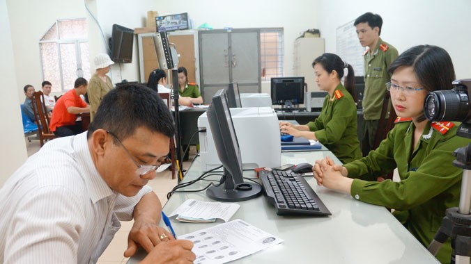 Người dân làm chứng minh nhân dân 12 số tại Đội cảnh sát quản lý hành chính Công an quận Ba Đình - Hà Nội. ảnh: ngọc châu