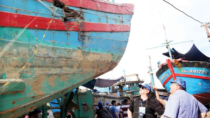 Chiều 21/6, các đại biểu tham dự Hội thảo quốc tế đến thị sát tàu cá ĐNa 90152 bị hư hỏng nặng do tàu Trung Quốc đâm chìm trên vùng biển Hoàng Sa của Việt Nam, được kéo về và đặt tại Âu thuyền Thọ Quang (Đà Nẵng). Các đại biểu cũng phỏng vấn ngư dân, nhữn