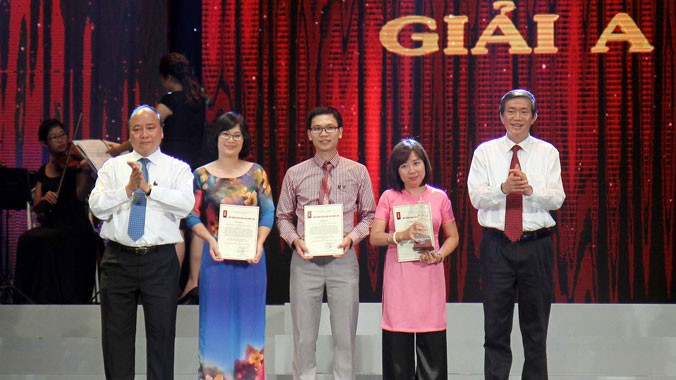 Trưởng Ban Tuyên giáo T.Ư Đinh Thế Huynh và Phó Thủ tướng Chính phủ Nguyễn Xuân Phúc trao giải cho các tác giả đoạt giải A. Ảnh: như ý