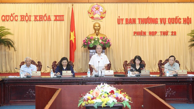 Chủ tịch Quốc hội Nguyễn Sinh Hùng cho rằng những giấy tờ gây phiền hà cho dân cần phải cắt bỏ hết. Ảnh: Nhan Sáng