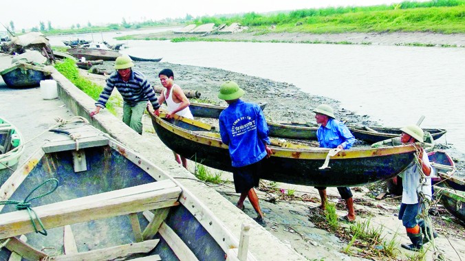 Ngư dân xã Nam Thịnh, Thái Bình đưa thuyền vào nơi trú bão. Ảnh: Xuân Tiến- TTXVN