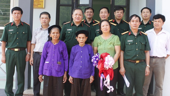 Các đại biểu dự lễ cắt băng khánh thành nhà bà Nông Thị Danh, thôn Pắc Dài, xã Tam Kim