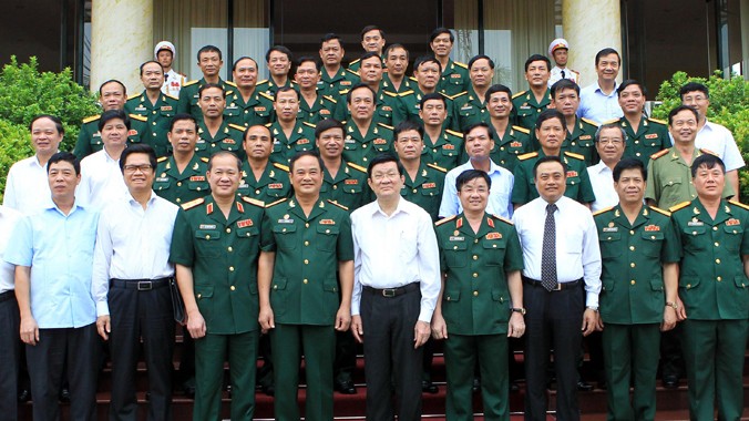 Chủ tịch nước Trương Tấn Sang với cán bộ, chiến sỹ Quân đoàn 2. Ảnh: TTXVN