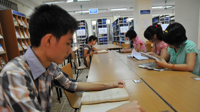 Sinh viên trường Đại học Quốc gia Hà Nội nghiên cứu tại thư viện trường. Ảnh: Hồng Vĩnh