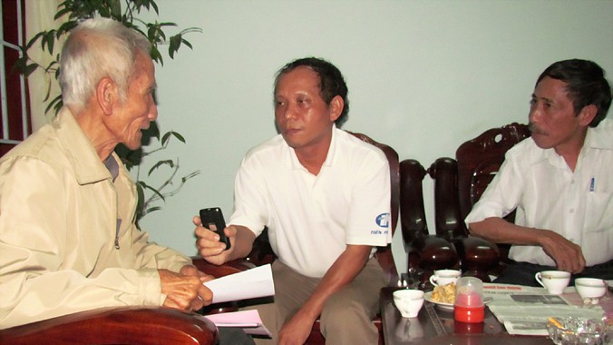 Cụ Huỳnh Văn Truyện mang đơn kêu oan cho con trai Huỳnh Văn Nén gặp phóng viên báo Tiền Phong.