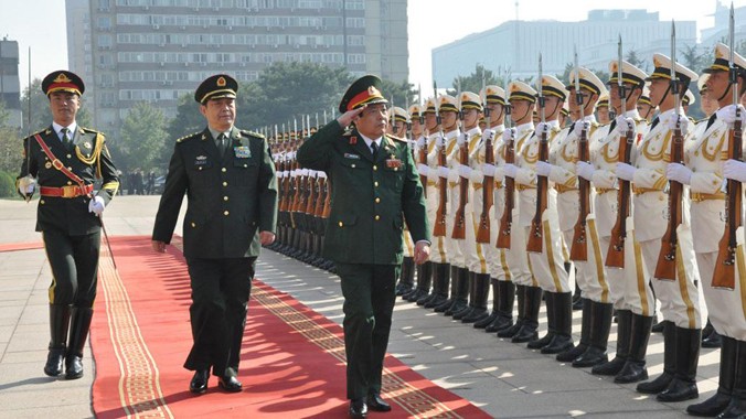 Đại tướng Phùng Quang Thanh duyệt Đội Danh dự Quân giải phóng nhân dân Trung Quốc sáng 17/10. Ảnh: TTXVN