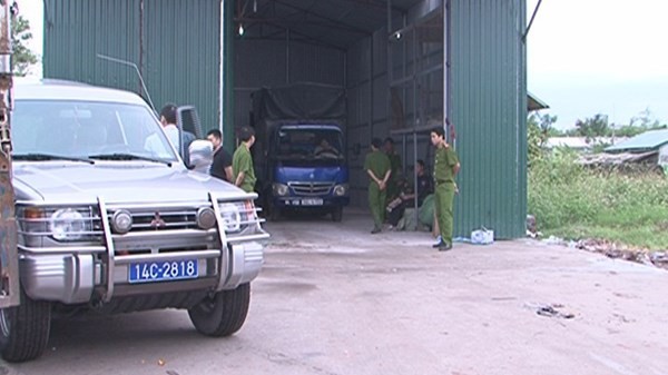 Ngày 2/11, cơ quan chức năng đồng loạt đột kích nhiều địa điểm tập kết hàng lậu tại TP Móng Cái, Quảng Ninh.