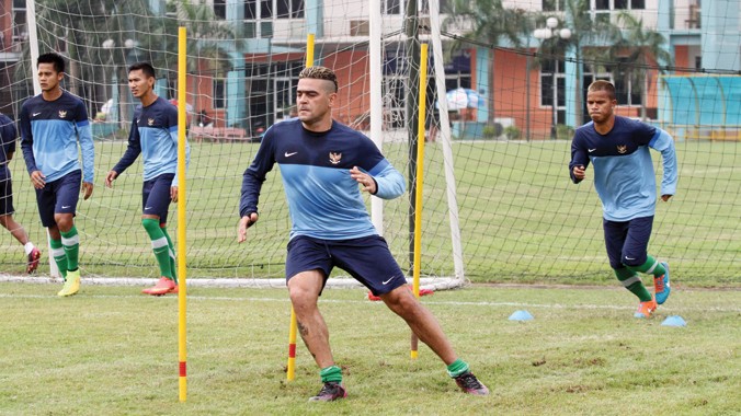 Tiền đạo Cristian Gonzales (sinh năm 1976 gốc Uruguay) góp mặt trên hàng công của ĐT Indonesia. Ảnh: VSI.