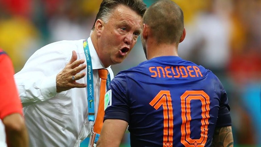 Huấn luyện viên Van Gaal sẽ mách nước kịp thời để nhạc trưởng Sneijder tỏa sáng?