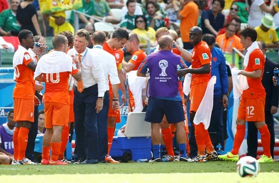 Các cầu thủ Hà Lan và Mexico nghỉ tiếp nước trong thời gian Cooling Break