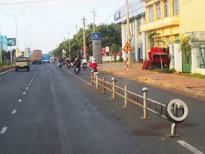 Biển báo bằng lốp xe trước cổng Bệnh viện Thiện Hạnh