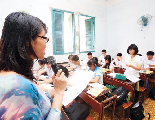 Giáo viên hướng dẫn ôn tập môn tiếng Anh cho học sinh lớp 12 Trường THPT Nguyễn Thị Diệu (TP.HCM) - Ảnh: Đào Ngọc Thạch 