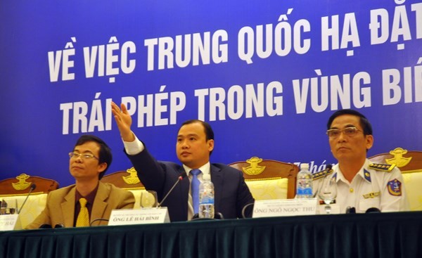 Người phát ngôn Lê Hải Bình chủ trì cuộc họp báo quốc tế về việc Trung Quốc đặt giàn khoan trái phép trong vùng biển Việt Nam chiều 7/5. Ảnh: Một Thế giới